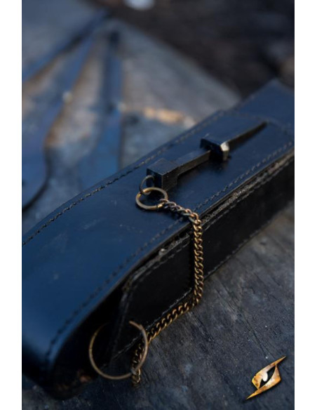 Posate medievali con coperchio nero:...