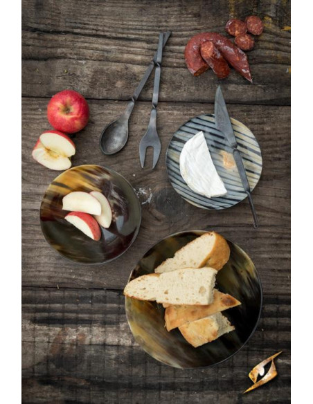 Posate medievali con coperchio nero:...