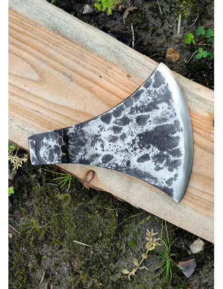 Testa d'ascia medievale con bordo...