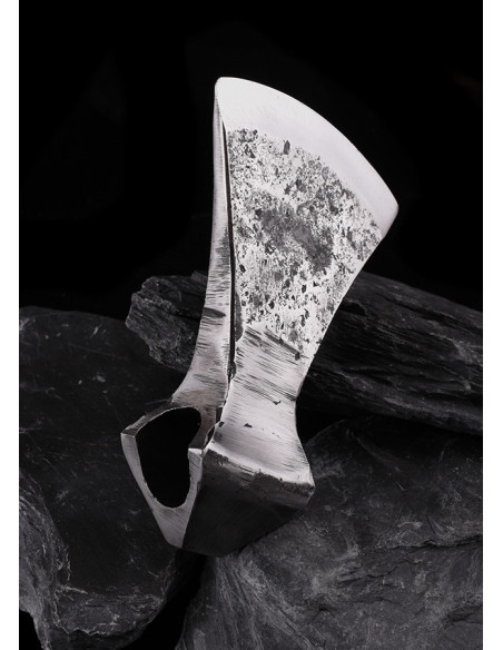 Testa d'ascia medievale con bordo...