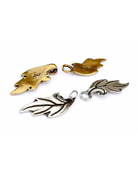 Chiuda in su del vestito o del capo...