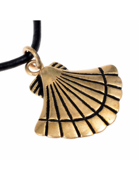 Ciondolo di conchiglia medievale di...