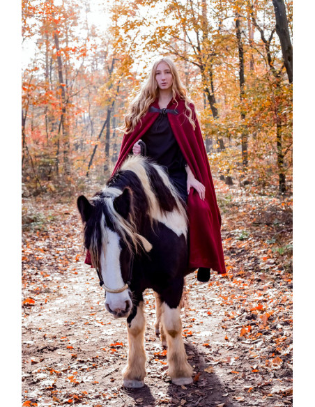 Mantella medievale con ricami e...