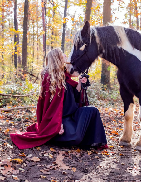 Mantella medievale con ricami e...