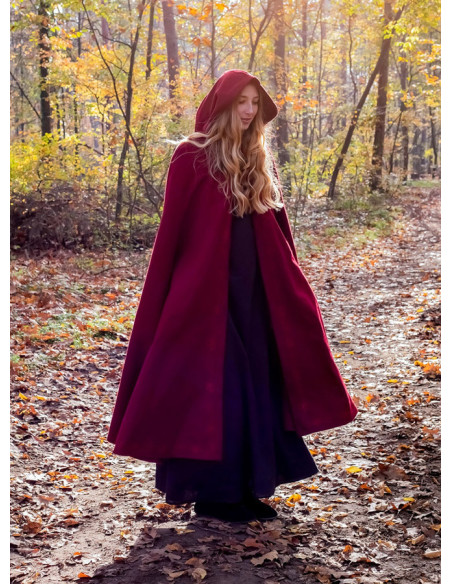 Mantella medievale con ricami e...