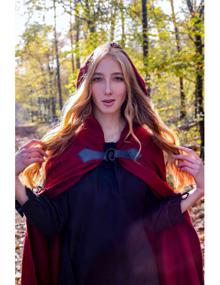 Mantella medievale con ricami e...