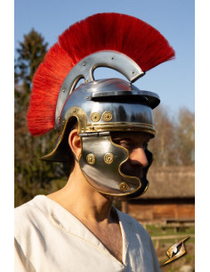 Elmo da legionario romano classico con pennacchio rosso