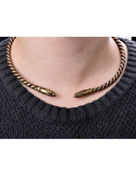 Torcia vichinga con teste di corvi