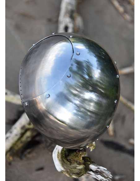 Elmo medievale funzionale semplice...