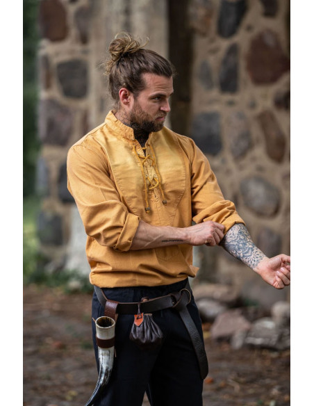 lacci della camicia medievale