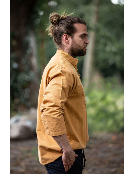 lacci della camicia medievale