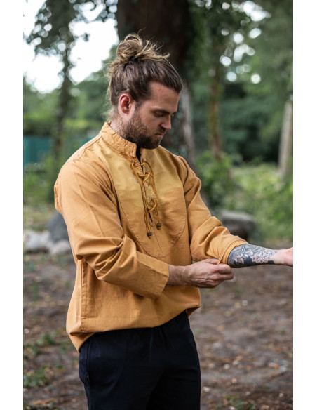 lacci della camicia medievale