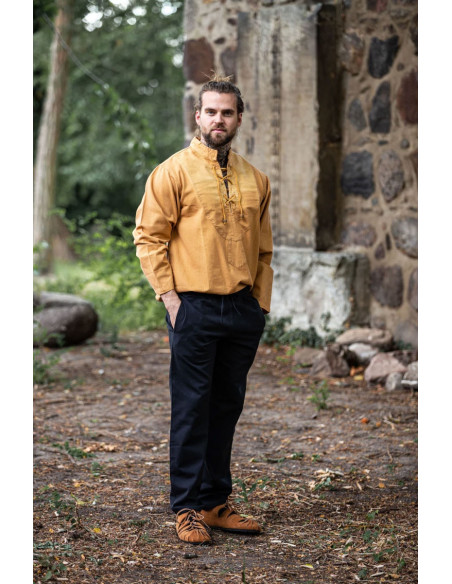 lacci della camicia medievale