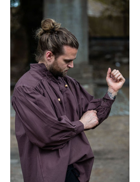 Ampia camicia medievale con lacci,...