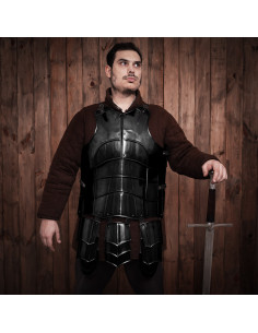 Corazza da cavaliere medievale annerita, acciaio dolce