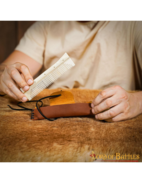 Pettine medievale in osso con fodero...
