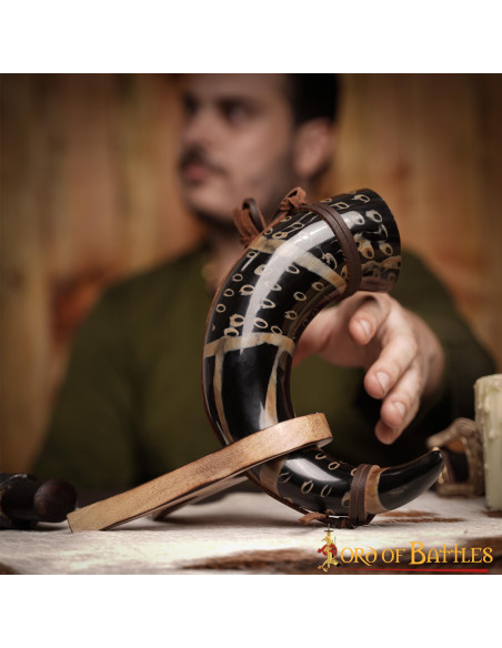 Corno per bere con cordino in cuoio