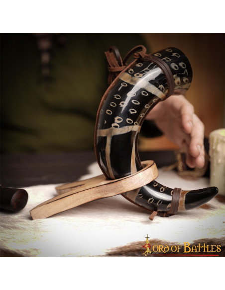 Corno per bere con cordino in cuoio