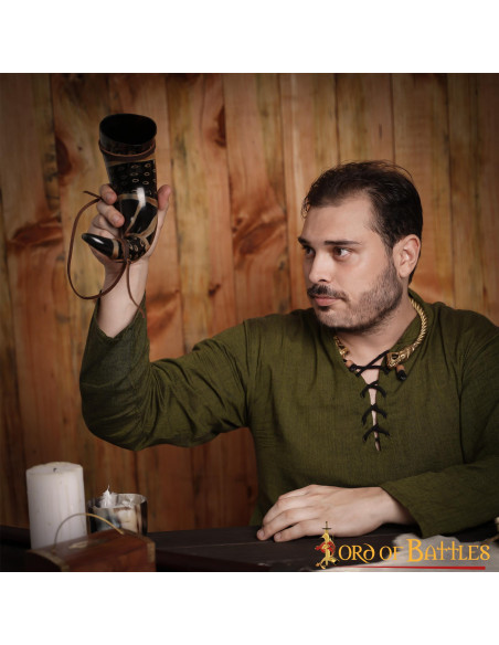 Corno per bere con cordino in cuoio