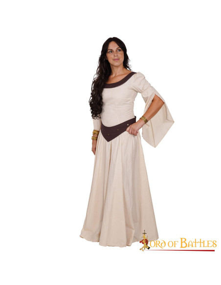 Fanciulla di campagna in abito medievale