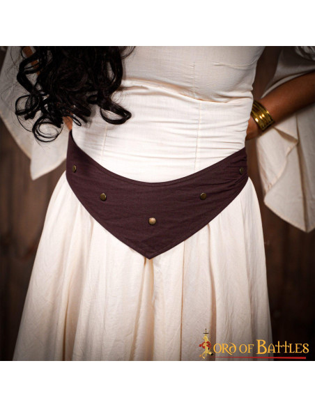 Fanciulla di campagna in abito medievale