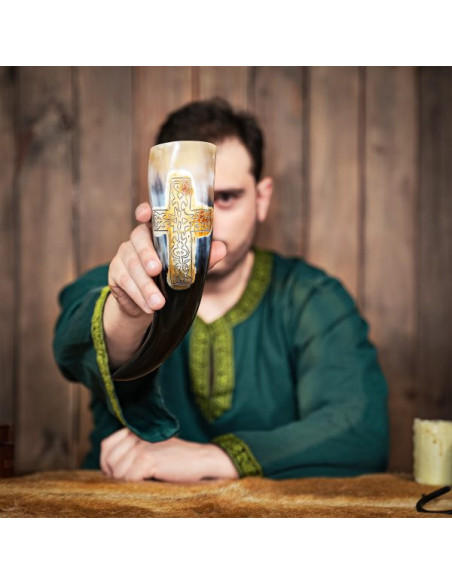 Corno vichingo con croce incisa,...