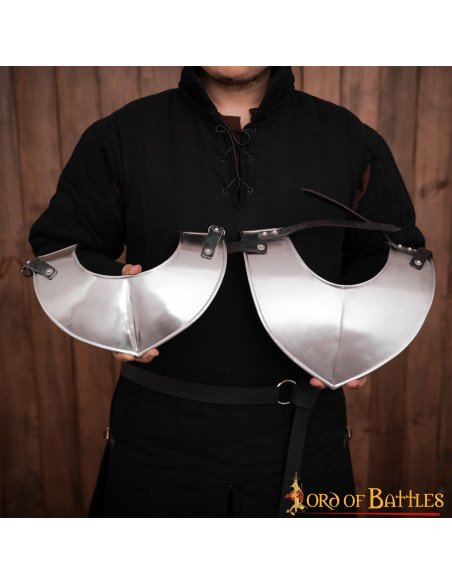 Classica gorgiera medievale in acciaio