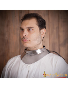 Piccola gorgiera da cavaliere medievale, in acciaio dolce