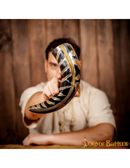 Corno vichingo con disegni incisi...