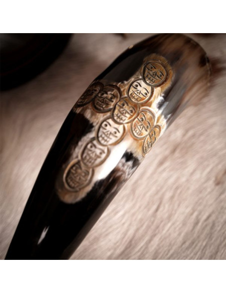 Design del teschio con croce di corno...