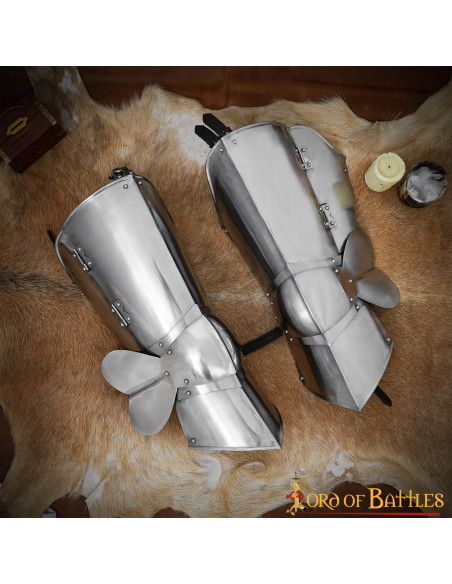 Classica armatura medievale per le gambe