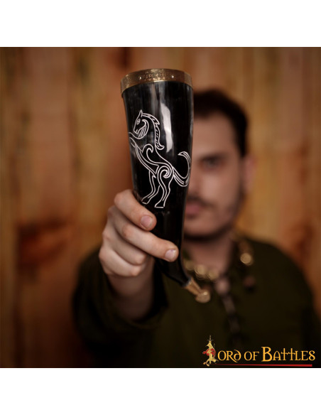 Stallone cornuto vichingo su corno di...