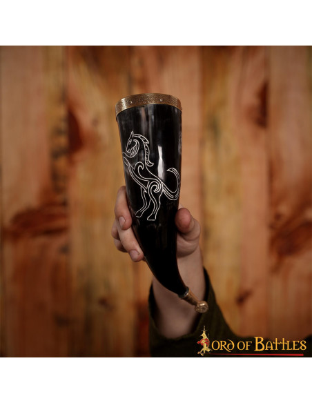 Stallone cornuto vichingo su corno di...