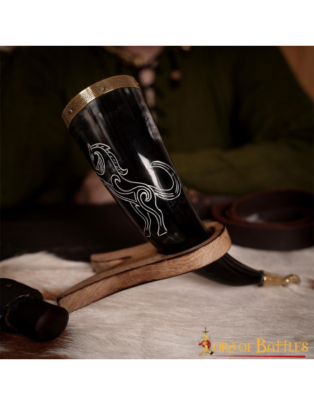 Stallone cornuto vichingo su corno di...