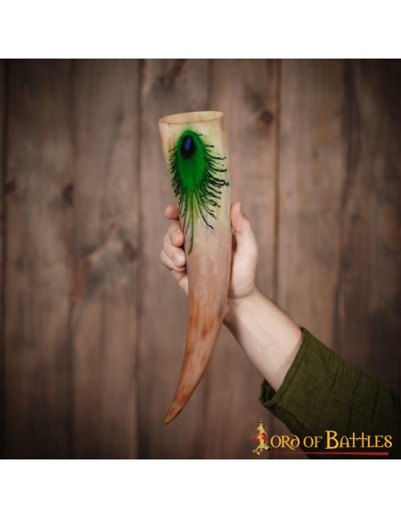 Corno da bere con disegni ornati