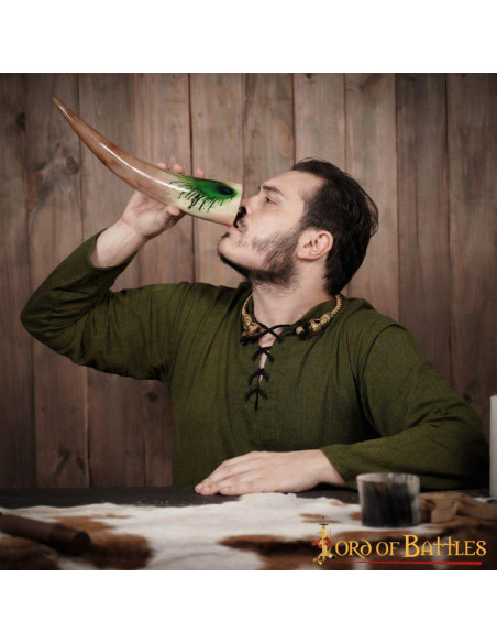 Corno da bere con disegni ornati