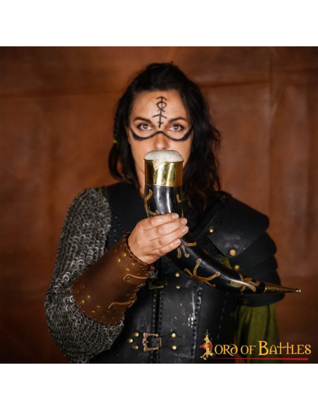 Corno per bere con raccordi in ottone...