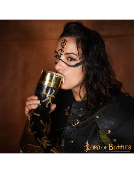 Corno per bere con raccordi in ottone...