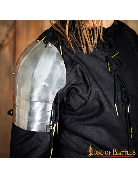 Gilet nero funzionale s. XV, con lacci