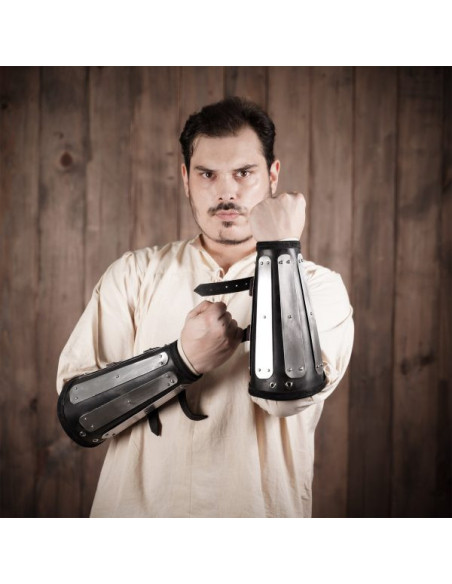 Bracciali in cuoio con protezioni in...