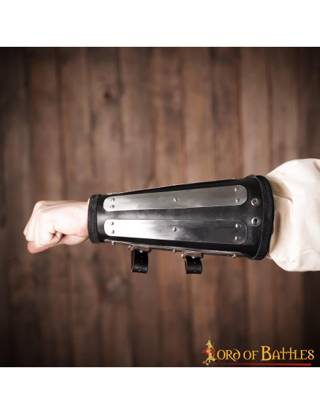 Bracciali in cuoio con protezioni in...