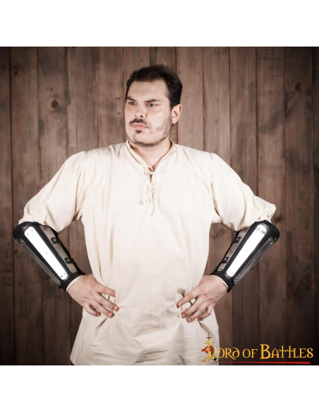 Bracciali in cuoio con protezioni in...