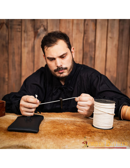 Rotolo di cordoncino in pelle bianca