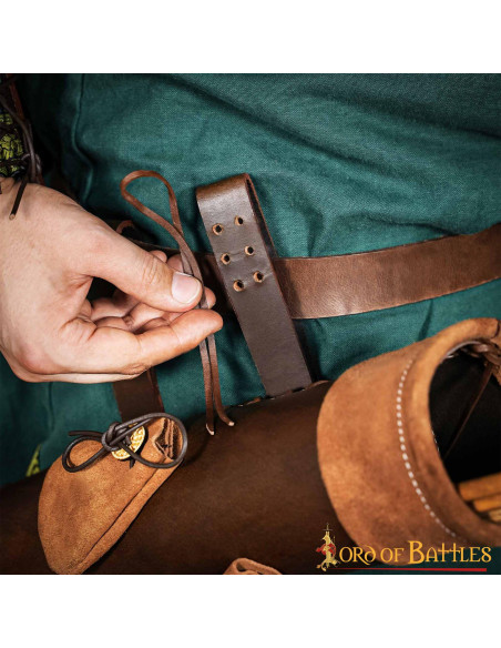 Faretra in pelle marrone con tasche a...