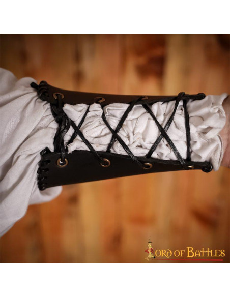 Braccialetti medievali con portacoltelli