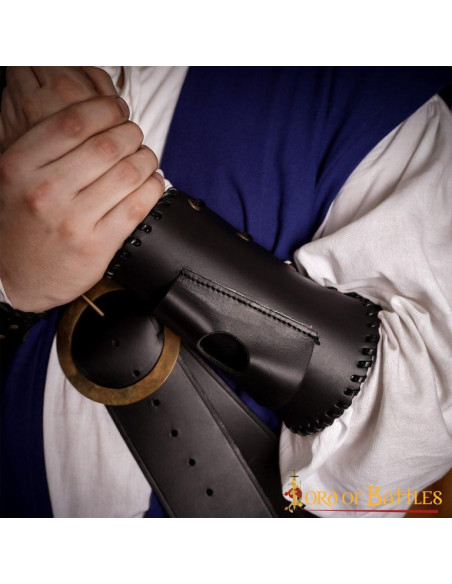 Braccialetti medievali con portacoltelli