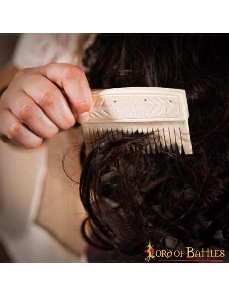 Pettine medievale in osso per donna...