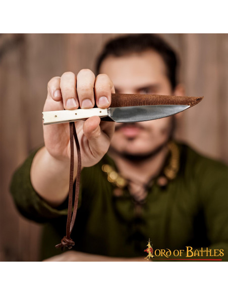 Coltello medievale con manico in osso...