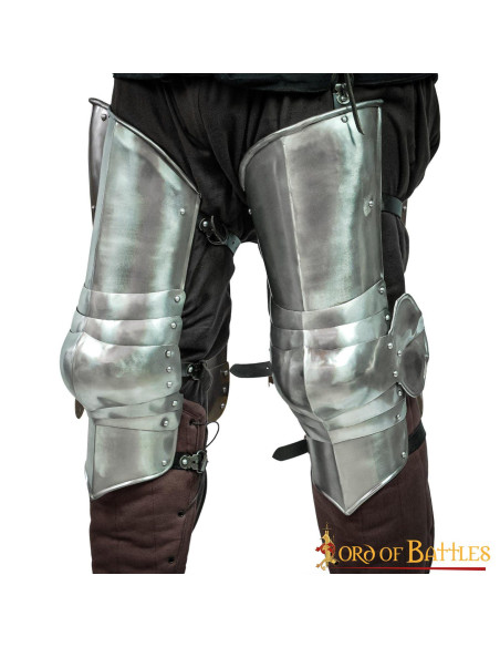 Gambe di armatura d'acciaio medievale...