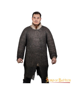 Lunga cotta di maglia medievale con anelli in titanio...